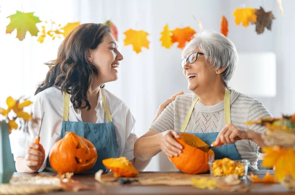 Joyeux Halloween Mère Fille Adulte Sculptant Citrouille Préparation Familiale Pour — Photo