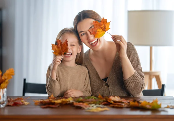 Mutlu Aile Sonbahar Dekorasyonu Yapıyor Sonbahar Atmosferi — Stok fotoğraf