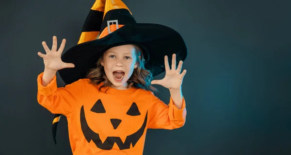 Frohes Halloween Nettes Kleines Lachendes Mädchen Kürbiskostüm Auf Schwarzem Wandhintergrund — Stockfoto