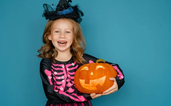 Feliz Halloween Linda Niña Riendo Traje Bruja Fondo Pared Azul —  Fotos de Stock