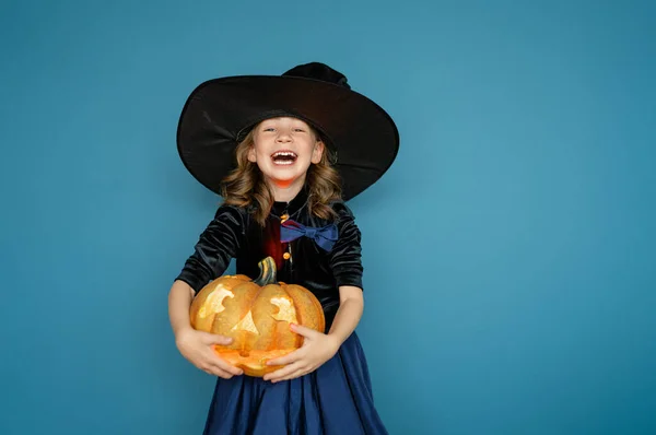 Frohes Halloween Nettes Kleines Lachendes Mädchen Hexenkostüm Auf Blauem Wandhintergrund — Stockfoto