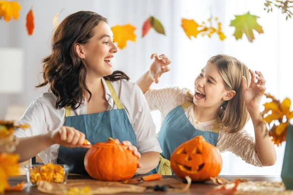 Veselý Halloween Matka Její Dcera Vyřezávání Dýní Rodina Příprava Dovolenou — Stock fotografie