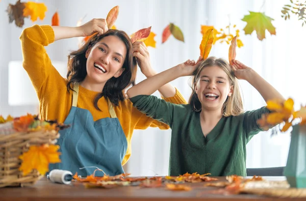 Familia Feliz Haciendo Decoración Otoño Atmósfera Otoño — Foto de Stock