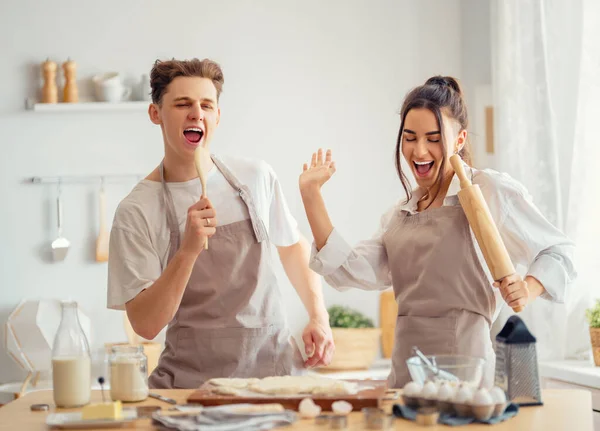 Feliz Casal Amoroso Está Preparando Pastelaria Cozinha — Fotografia de Stock