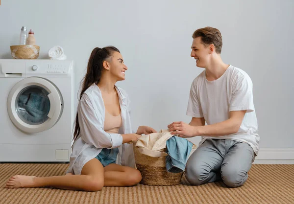 Mooi Jong Liefhebbend Paar Glimlachen Terwijl Het Doen Van Wasgoed — Stockfoto