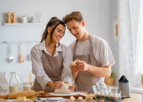 Feliz Casal Amoroso Está Preparando Pastelaria Cozinha — Fotografia de Stock