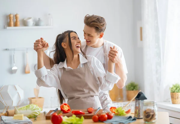 Evde Sağlıklı Yiyecekler Mutlu Çift Mutfakta Doğru Düzgün Bir Yemek — Stok fotoğraf