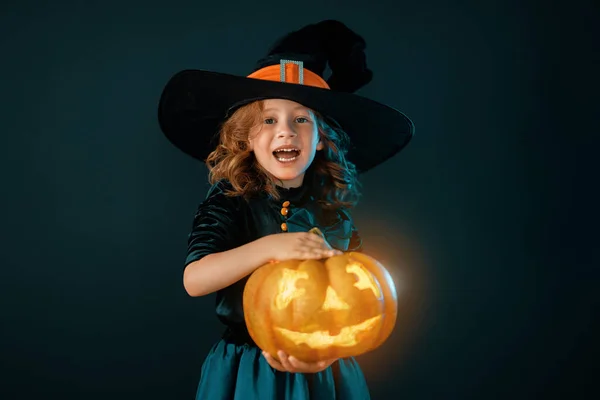 Glad Halloween Söt Liten Skrattande Flicka Häxa Kostym Svart Vägg — Stockfoto
