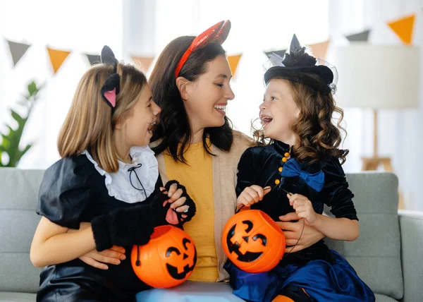Boldog Család Készül Halloweenre Anya Gyerekek Karneváli Jelmezben Otthon — Stock Fotó