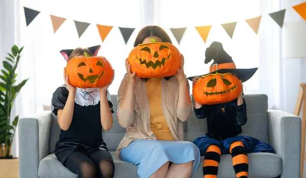 Família Feliz Preparando Para Halloween Mãe Crianças Trajes Carnaval Casa — Fotografia de Stock