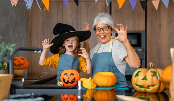 Szczęśliwa Rodzina Przygotowująca Się Halloween Babcia Wnuczka Rzeźbią Dynie Domu — Zdjęcie stockowe