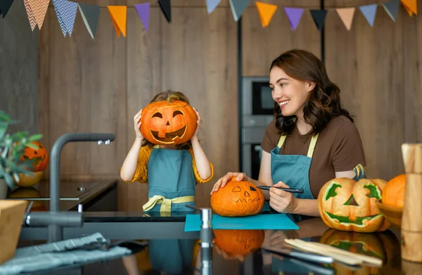 Buon Halloween Madre Sua Figlia Intagliano Zucca Famiglia Che Prepara — Foto Stock