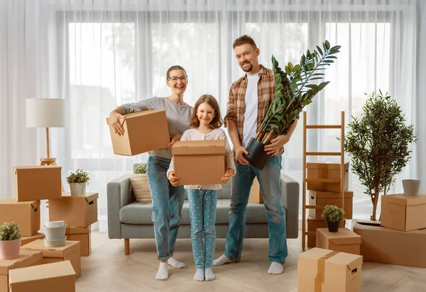 Joyeux Jeune Famille Déménagent Dans Nouvel Appartement Parents Fille Avec — Photo