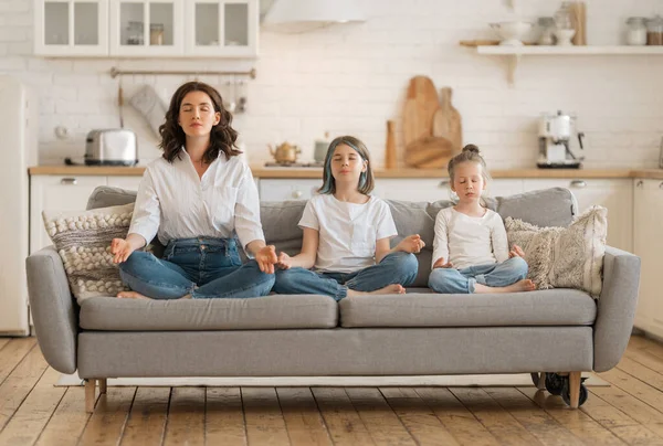 Mulher Seus Filhos Estão Meditando Casa — Fotografia de Stock