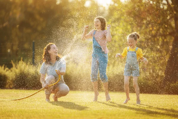 Glückliche Familie Spielt Hinterhof Mutter Besprengt Ihre Kinder Heißen Sommertagen — Stockfoto