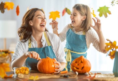 Cadılar Bayramınız Kutlu Olsun! Anne ve kızı kabak oyma. Aile Tatil Hazırlanma.