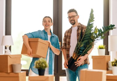 Mutlu genç evli çift yeni bir daireye taşınıyor..