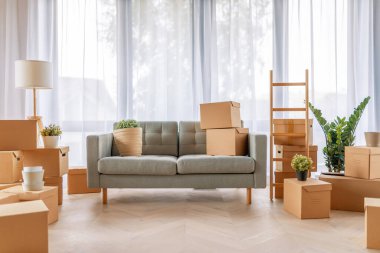 Yeni dairede karton kutular.