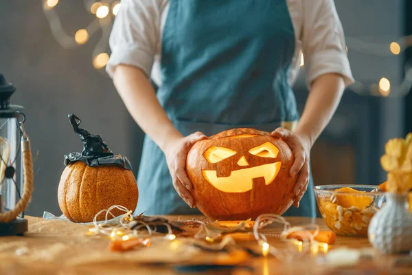 Wesołego Halloween Młoda Kobieta Rzeźbi Dynię Rodzina Przygotowująca Się Urlopu — Zdjęcie stockowe