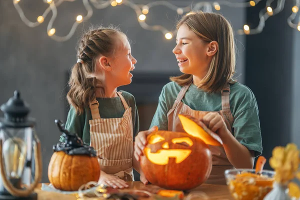 Lindas Niñas Con Calabaza Tallada Familia Feliz Preparándose Para Halloween — Foto de Stock