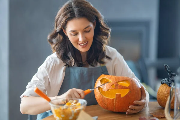 Buon Halloween Giovane Donna Sta Intagliando Zucca Famiglia Che Prepara — Foto Stock