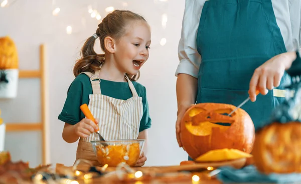 Veselý Halloween Matka Její Dcera Vyřezávání Dýní Rodina Příprava Dovolenou — Stock fotografie