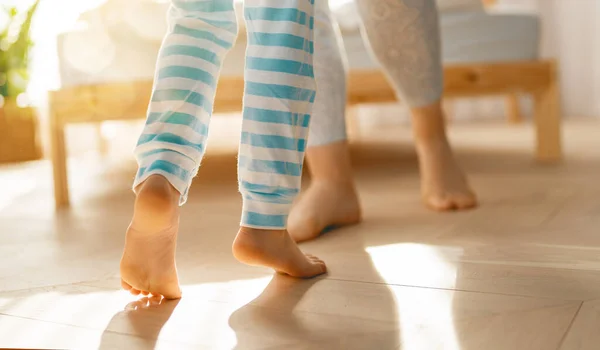 Mutter Und Tochter Tanzen Familienurlaub Und Zweisamkeit — Stockfoto