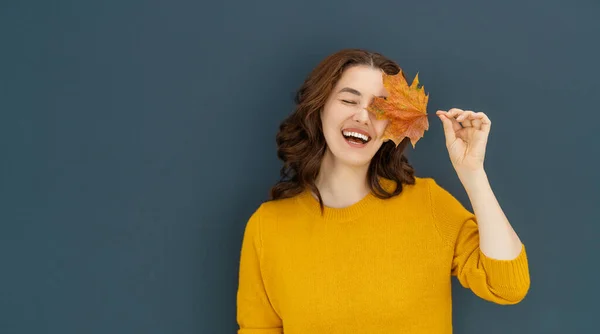 Feliz Mujer Joven Emocional Riendo Con Hoja Amarilla Sobre Fondo — Foto de Stock