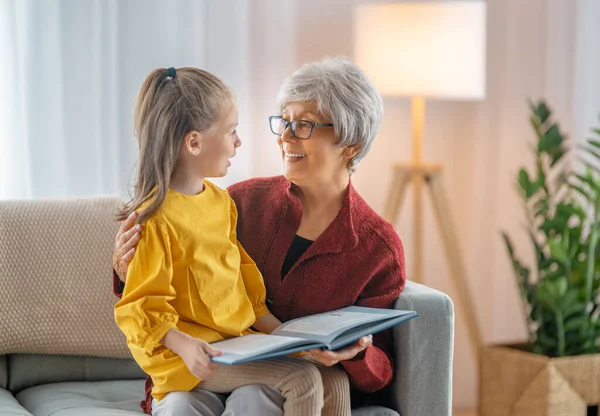 Abuela Leyendo Libro Nieta Vacaciones Familiares Unión — Foto de Stock