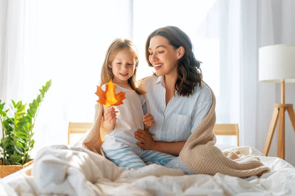 Een Lief Meisje Haar Moeder Genieten Van Zonnige Ochtend Veel — Stockfoto