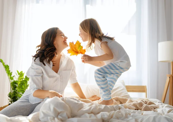 Uma Boa Menina Sua Mãe Desfrutando Manhã Ensolarada Bom Tempo — Fotografia de Stock