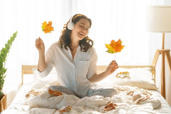 Jovem Feliz Desfrutando Manhã Ensolarada Cama — Fotografia de Stock