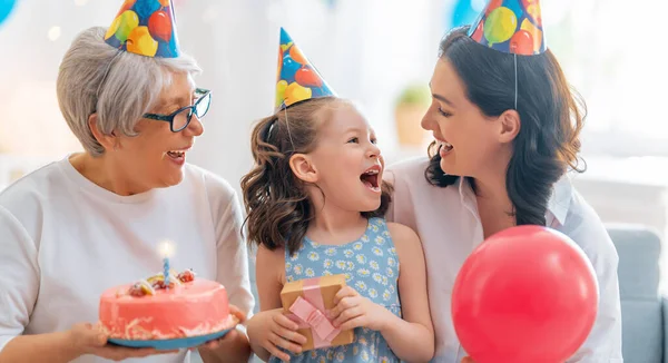 Miúdo Está Apagar Velas Bolo Avó Mãe Filha Estão Comemorando — Fotografia de Stock