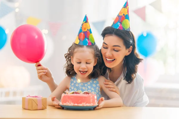 Çocuk Pastanın Üzerindeki Mumları Üflüyor Anne Kızı Doğum Gününü Kutluyorlar — Stok fotoğraf