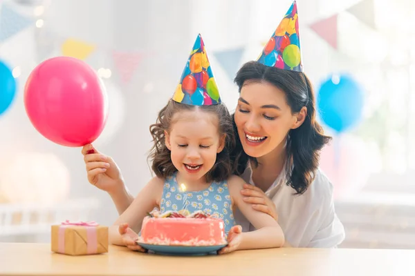 Miúdo Está Apagar Velas Bolo Mãe Filha Estão Comemorando Aniversário — Fotografia de Stock