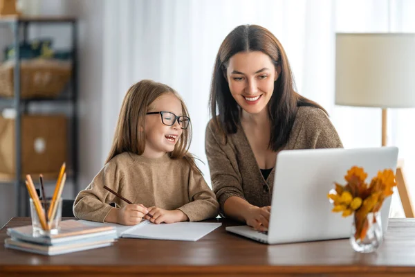 Vuelta Escuela Niño Feliz Adulto Están Sentados Escritorio Chica Haciendo — Foto de Stock