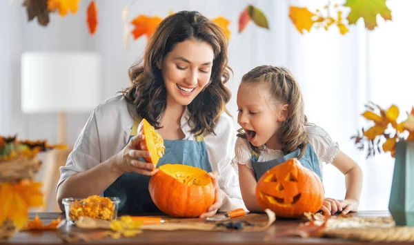 Feliz Dia Das Bruxas Mãe Filha Esculpir Abóbora Família Preparando — Fotografia de Stock