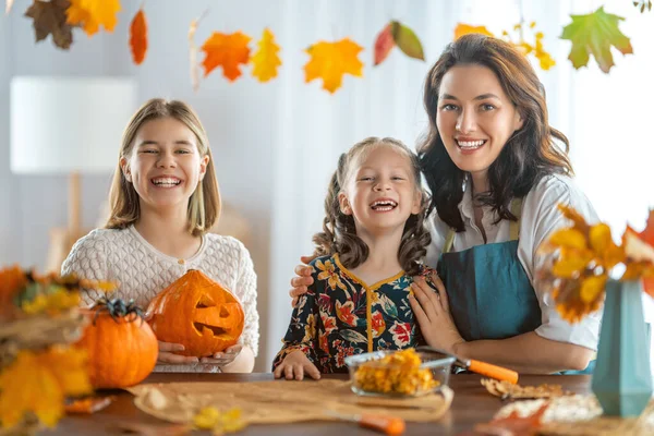 Feliz Halloween Madre Sus Hijas Tallando Calabaza Familia Preparándose Para — Foto de Stock