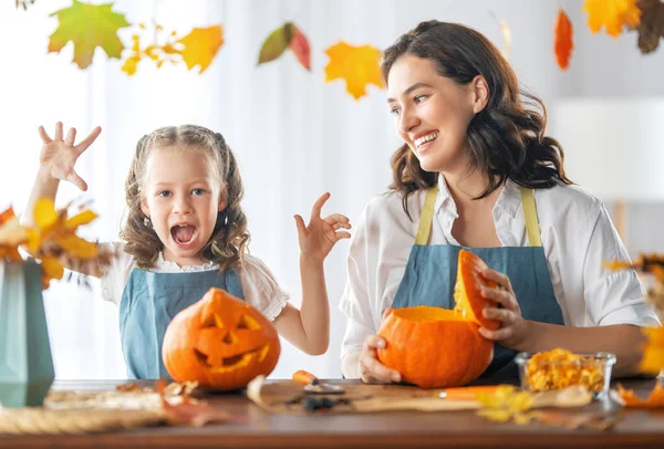 Veselý Halloween Matka Její Dcera Vyřezávání Dýní Rodina Příprava Dovolenou — Stock fotografie