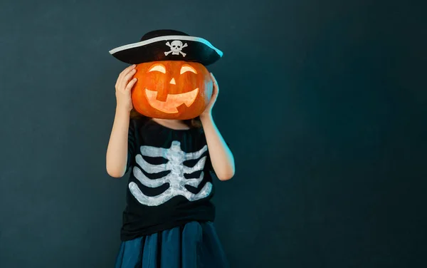 Fijne Halloween Schattig Klein Lachen Meisje Piraat Kostuum Zwarte Muur — Stockfoto
