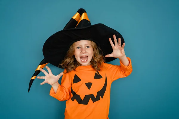 Frohes Halloween Nettes Kleines Lachendes Mädchen Kürbiskostüm Auf Blauem Wandhintergrund — Stockfoto