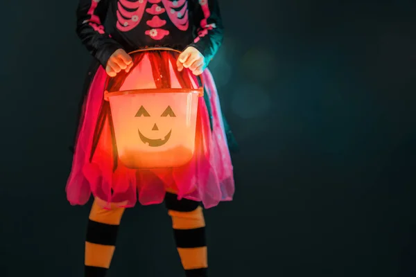 Glad Halloween Söt Liten Skrattande Flicka Häxa Kostym Svart Vägg — Stockfoto