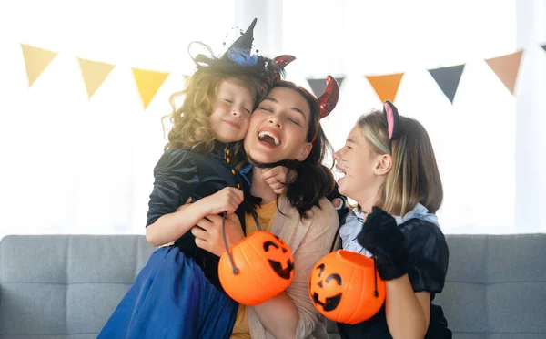 Família Feliz Preparando Para Halloween Mãe Crianças Trajes Carnaval Casa — Fotografia de Stock