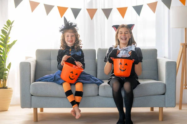 Meninas Crianças Bonitos Trajes Carnaval Família Feliz Preparando Para Halloween — Fotografia de Stock