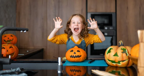 Cute Little Girl Dziecko Dyni Rzeźbienie Szczęśliwa Rodzina Przygotowuje Się — Zdjęcie stockowe