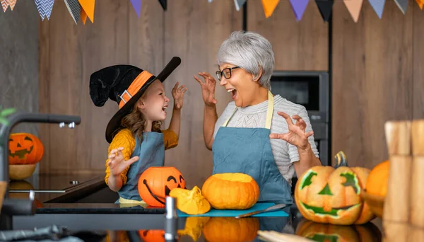 Šťastná Rodina Připravuje Halloween Babička Vnučka Vyřezávají Dýně Doma — Stock fotografie