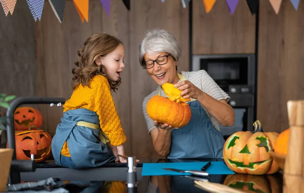 Família Feliz Preparando Para Halloween Avó Neta Esculpindo Abóboras Casa — Fotografia de Stock