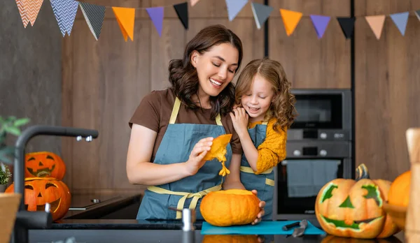 Veselý Halloween Matka Její Dcera Vyřezávání Dýní Rodina Příprava Dovolenou — Stock fotografie