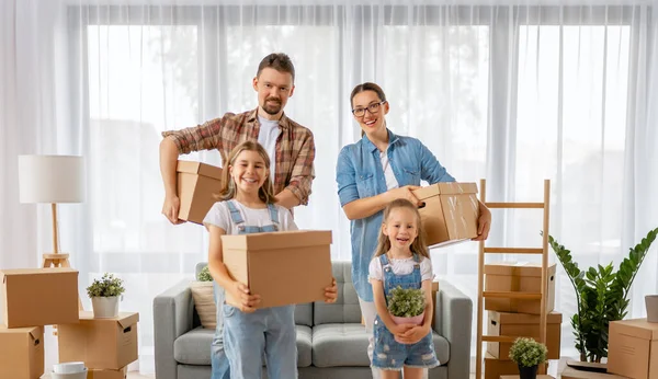 Joyeux Jeune Famille Déménagent Dans Nouvel Appartement Parents Filles Avec — Photo