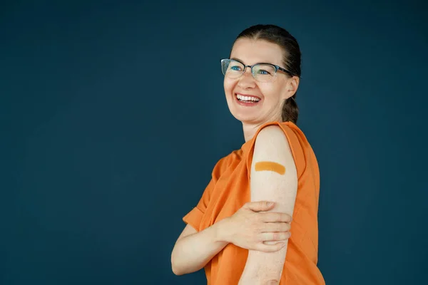 Mujer Joven Después Vacunación Protección Contra Virus Covid 2019 — Foto de Stock